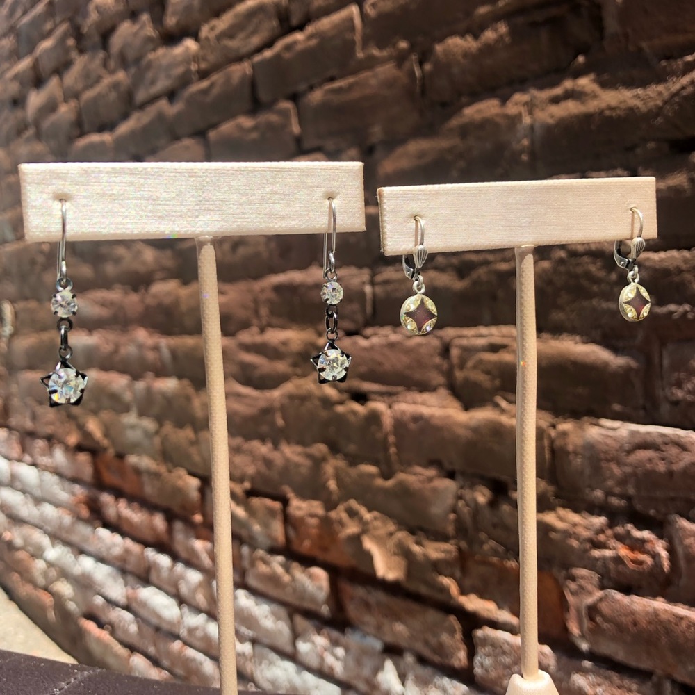 2 pairs of earrings